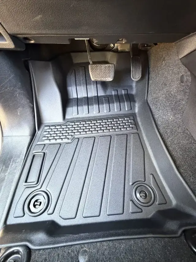 Depois: tapete bandeja TPE Terramonte instalado na Toyota Hilux
