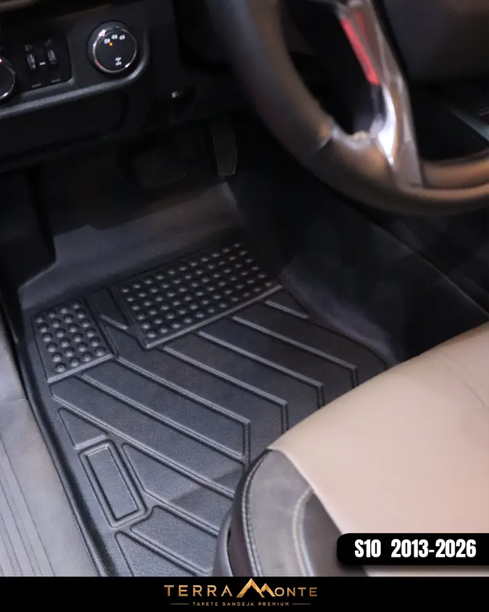 Tapete bandeja TPE instalado no assoalho de uma Chevrolet S10